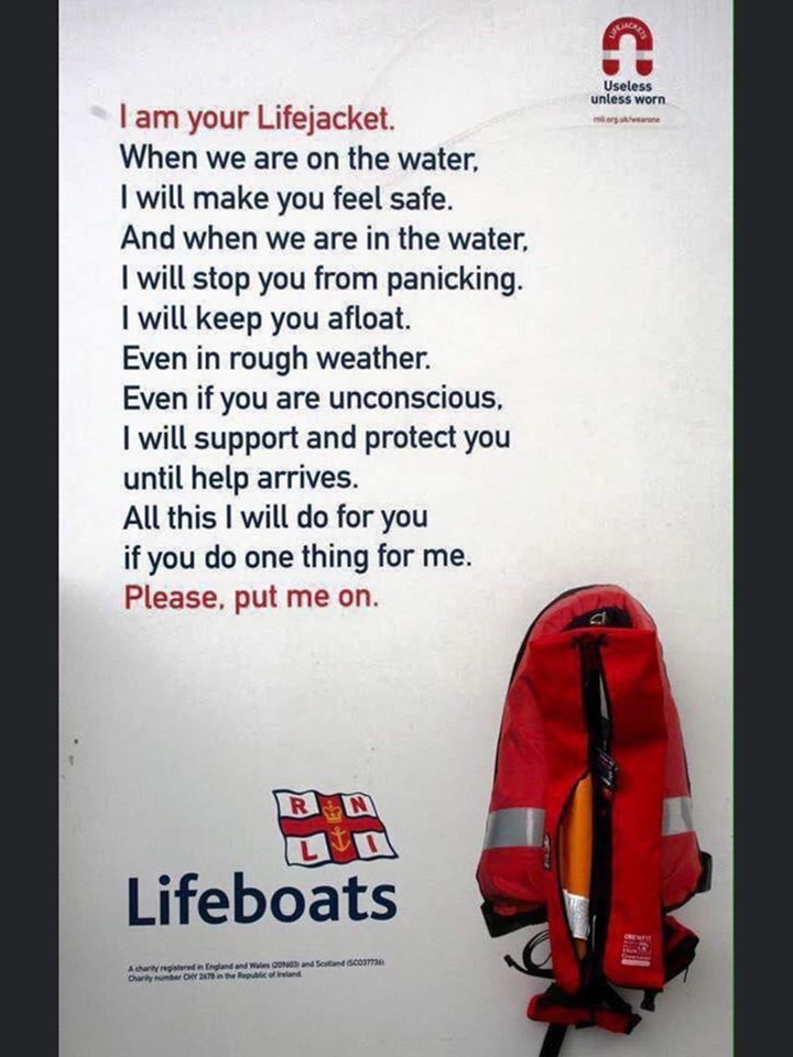 Een maritieme veiligheidsposter met een boodschap over het dragen van een reddingsvest: “Ik ben je reddingsvest. Doe mij alsjeblieft aan.” De poster toont een rood reddingsvest en het logo van de RNLI.